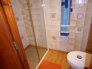 Douche, sĂšche-cheveux, serviettes fournies, savon