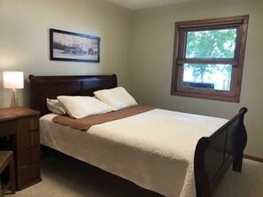 3 bedrooms, desk, free WiFi, bed sheets - House on Lake Winnebago (Chilton)