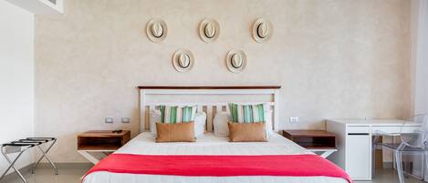 2 عدّة غرف نوم ومكتب ومكواة/لوح كي وسرير سفر