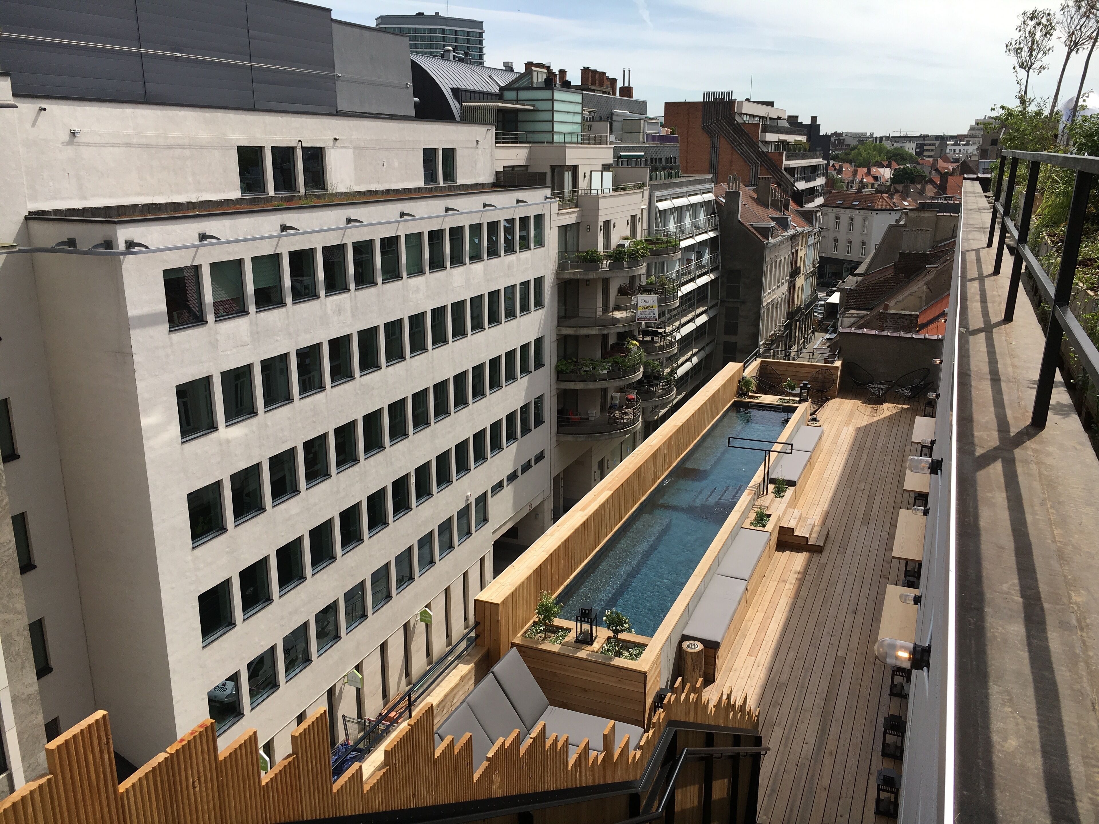 สระว่ายน้ำกลางแจ้ง