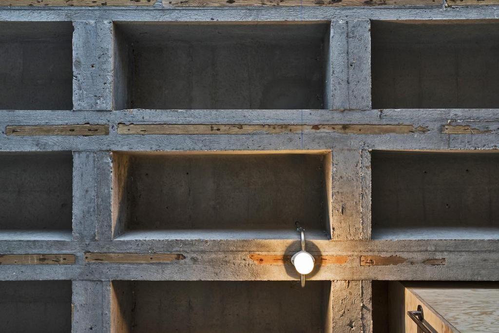 Een bouwplaats met betonblokken en houten balken.