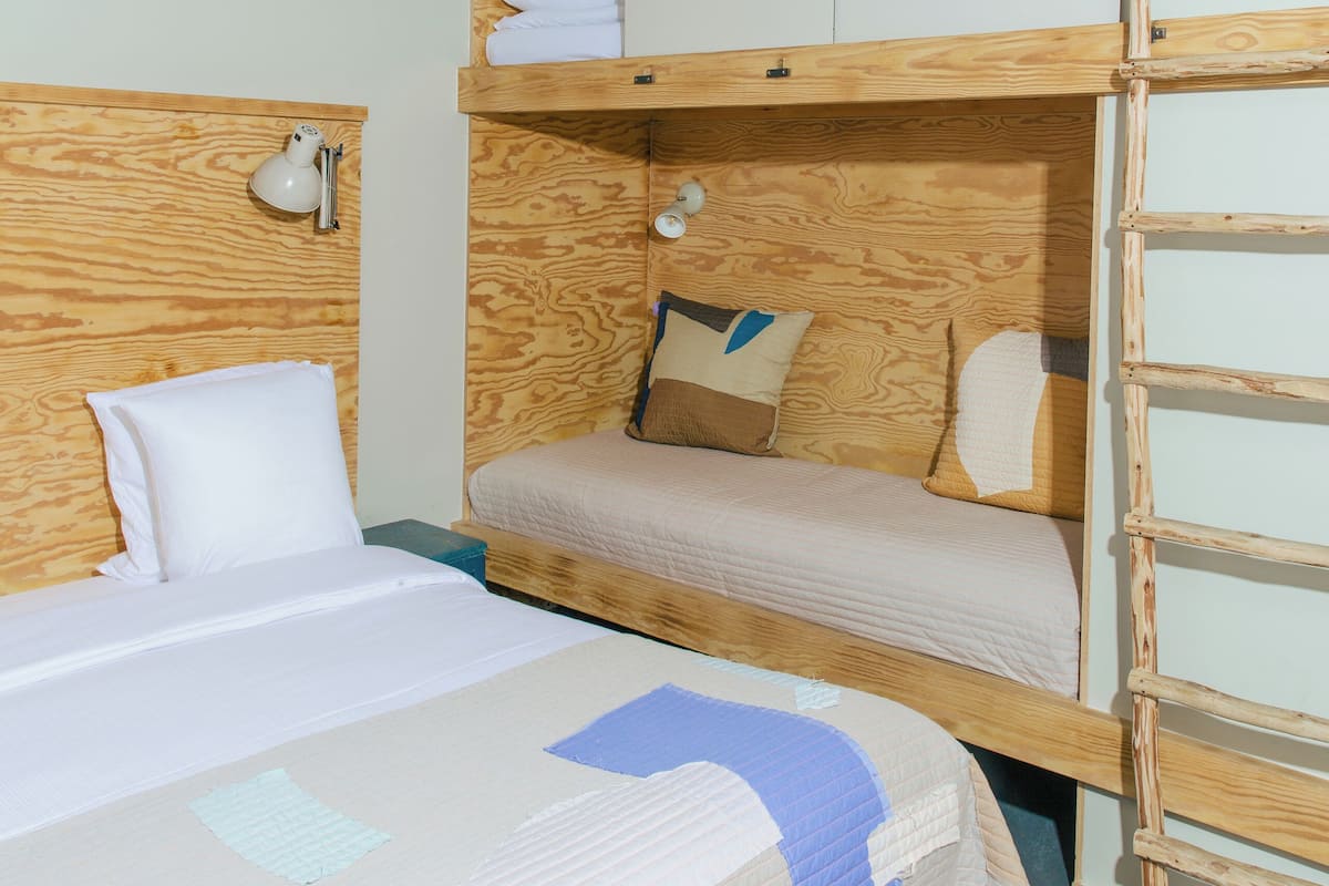 Chambre Quadruple | Literie de qualité supérieure, coffres-forts dans les chambres, bureau