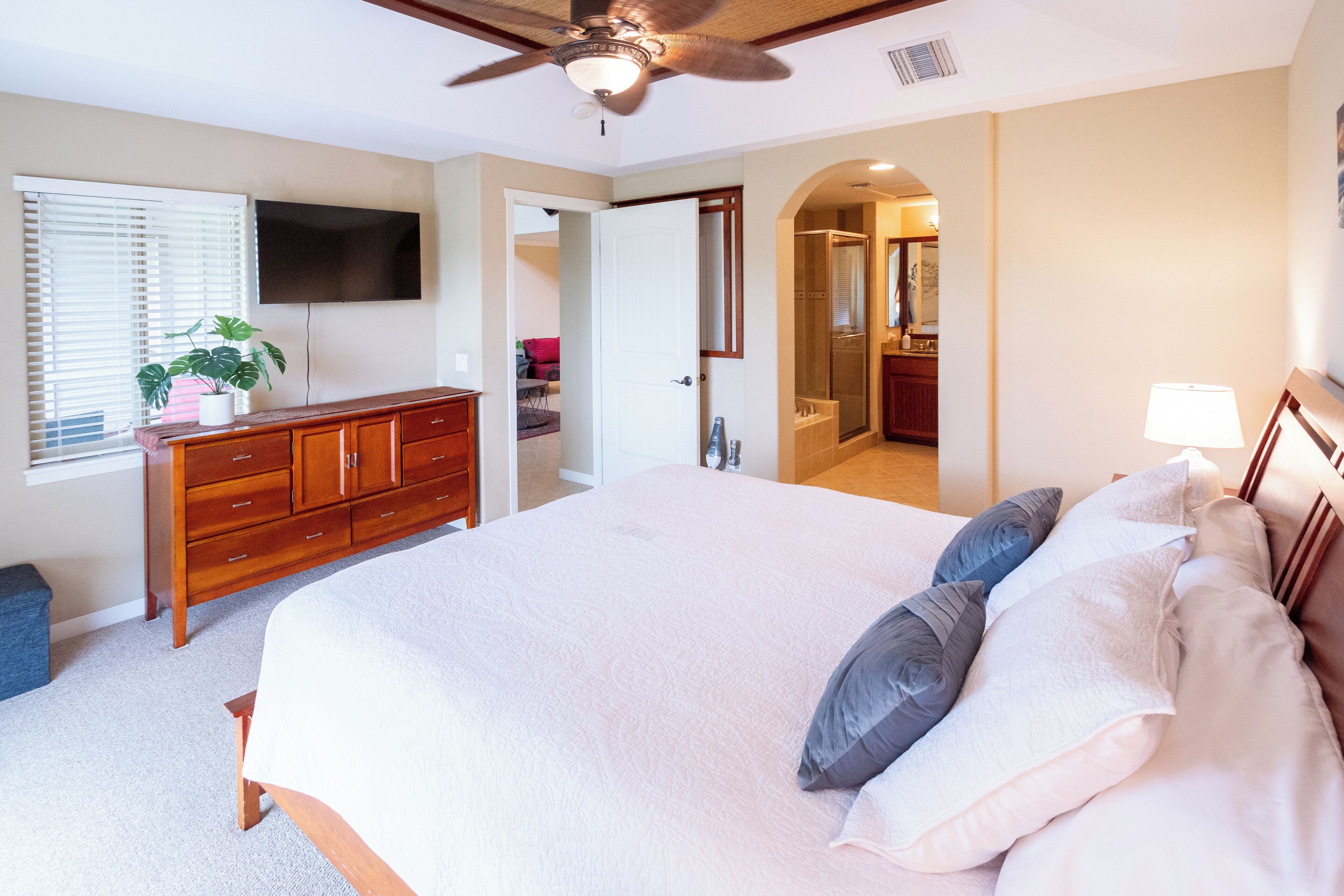 3 bedrooms, desk, iron/ironing board, free WiFi