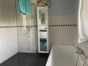 Badewanne, Haartrockner, Handtücher, Seife