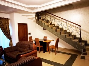 Suite estándar | Zona de estar | Televisión de pantalla plana de 42 pulgadas con canales por satélite