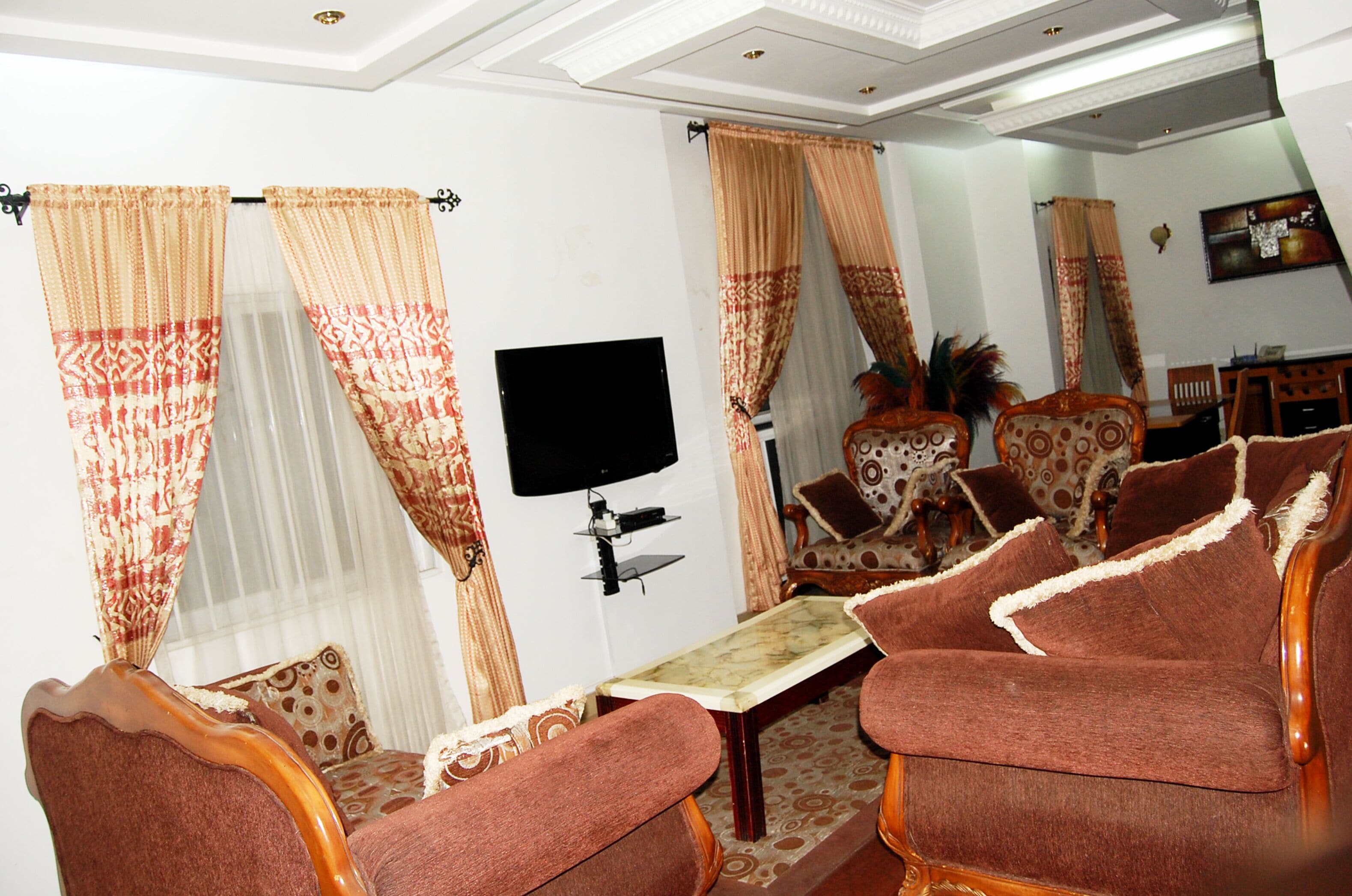 Appartement Duplex Standard | Coin séjour | Télévision à écran plat de 42 pouces avec chaînes par satellite