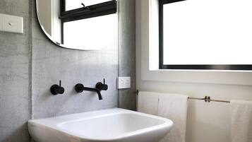 Suihkun ja ammeen yhdistelmä, hiustenkuivaaja, pyyhkeet