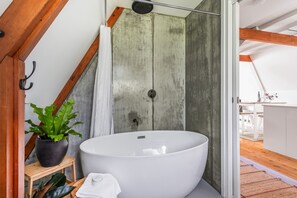 Ensemble douche/baignoire, sèche-cheveux, serviettes fournies