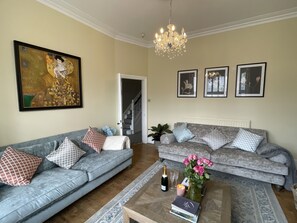 Smart TV, fireplace, video game console, table football - Stunning boutique Victorian Coastal Town House (Cromer)