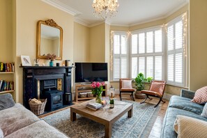 Smart TV, fireplace, video game console, table football - Stunning boutique Victorian Coastal Town House (Cromer)