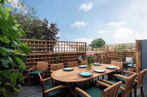 Outdoor dining - Stunning boutique Victorian Coastal Town House (Cromer)
