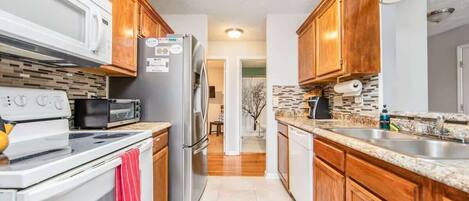 Kylskåp, mikrovågsugn, ugn och spishäll