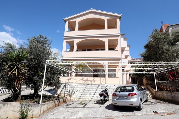 Remarkable 2-bed Apartment In Okrug Gornji - Trogir