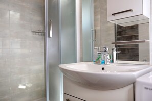 Apartment | Badezimmer | Dusche, Haartrockner, Handtücher