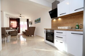 Appartement | Cuisine privée | Réfrigérateur, micro-ondes, four, plaque de cuisson