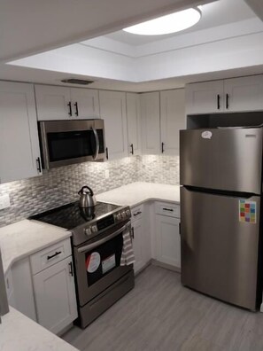 Refrigerador, microondas, horno y parrilla de estufa 