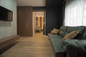 Exclusive Apartment | Minibar, desk, laptop workspace, soundproofing