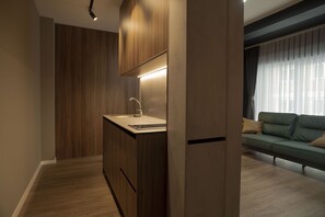 Apartament exclusiu | Cuina privada | Frigorífic, bullidora elèctrica i una taula de menjador