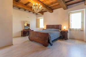 1 bedroom, iron/ironing board, travel cot, WiFi