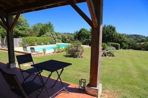 Outdoor dining - A beautiful romantic bedroom with a mezzanine area, bathroom and private garden (Villamblard)