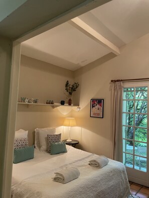 1 bedroom, iron/ironing board, free WiFi, bed sheets - A beautiful romantic bedroom with a mezzanine area, bathroom and private garden (Villamblard)