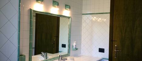 Haartrockner, Handtücher, Toilettenpapier