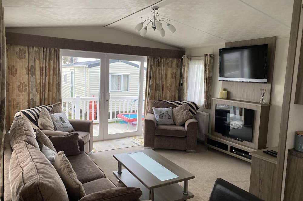 Caravan - Sleeps 6 - Patio, Parking - Layer Marney