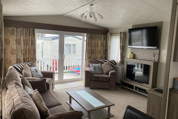 Cabin | Living room | Fireplace