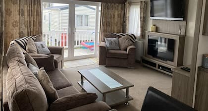 Caravan - Sleeps 6 - Patio, Parking