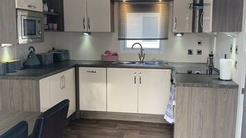 Cabin | Private kitchen | Fridge, microwave, oven, stovetop