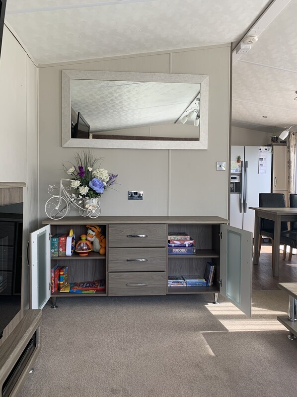 Cabin - Caravan - Sleeps 6 - Patio, Parking (Colchester)