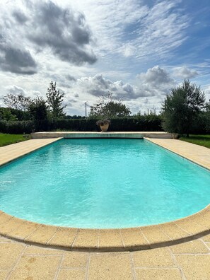 Outdoor pool - Maison de Charme, 2 Chambres Avec Piscine au Coeur du Vendômois (Prunay-Cassereau)