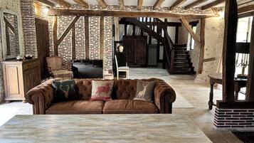 Televisio, DVD-soitin, pöytÀtennispöytÀ, kirjoja