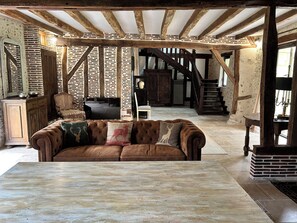 Télévision, lecteur de DVD, table de tennis de table, livres