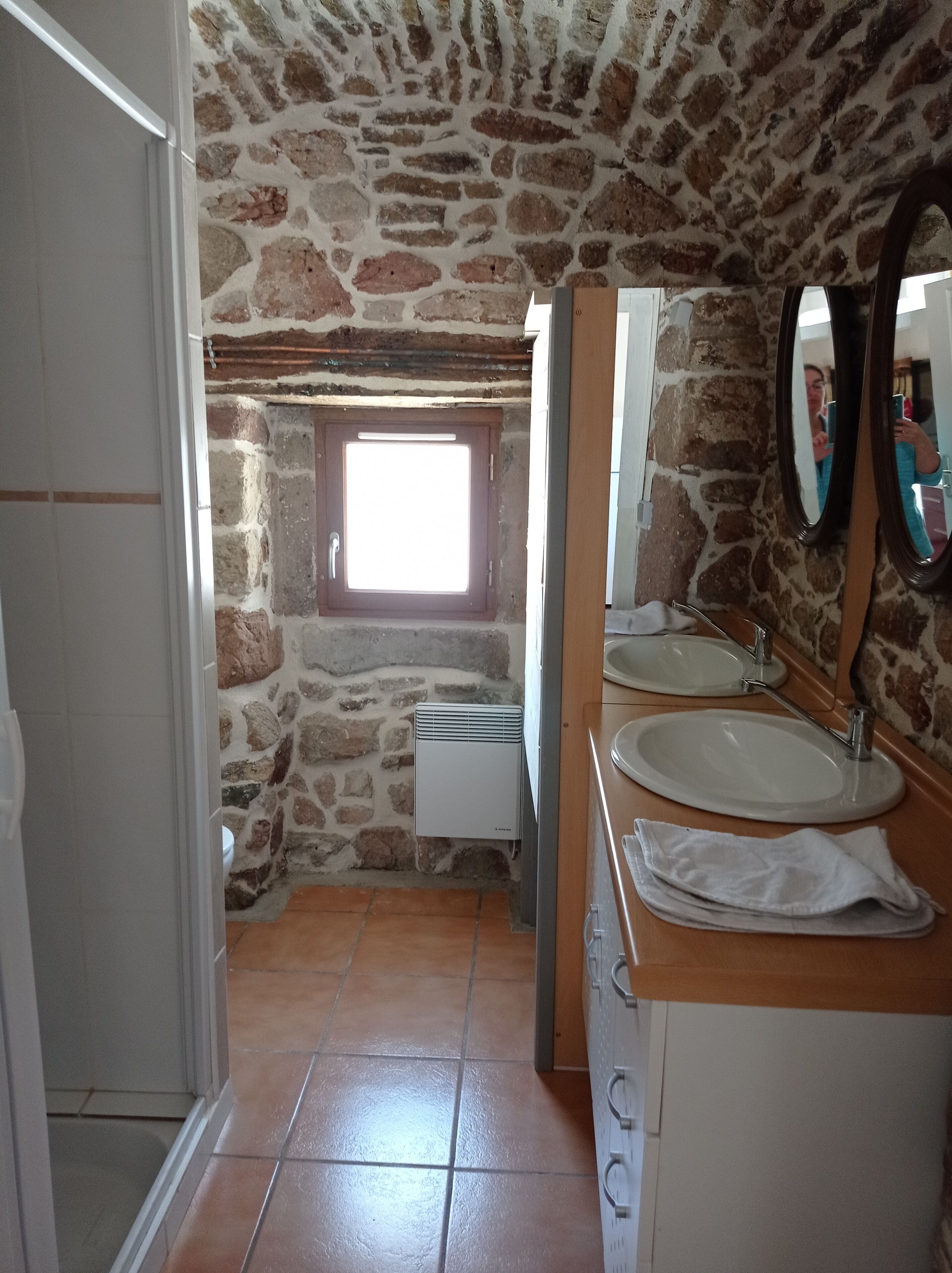 Douche, serviettes fournies, papier toilette