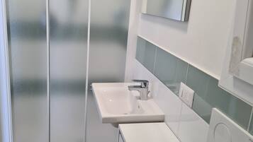 Douche, sĂšche-cheveux, bidet, papier toilette