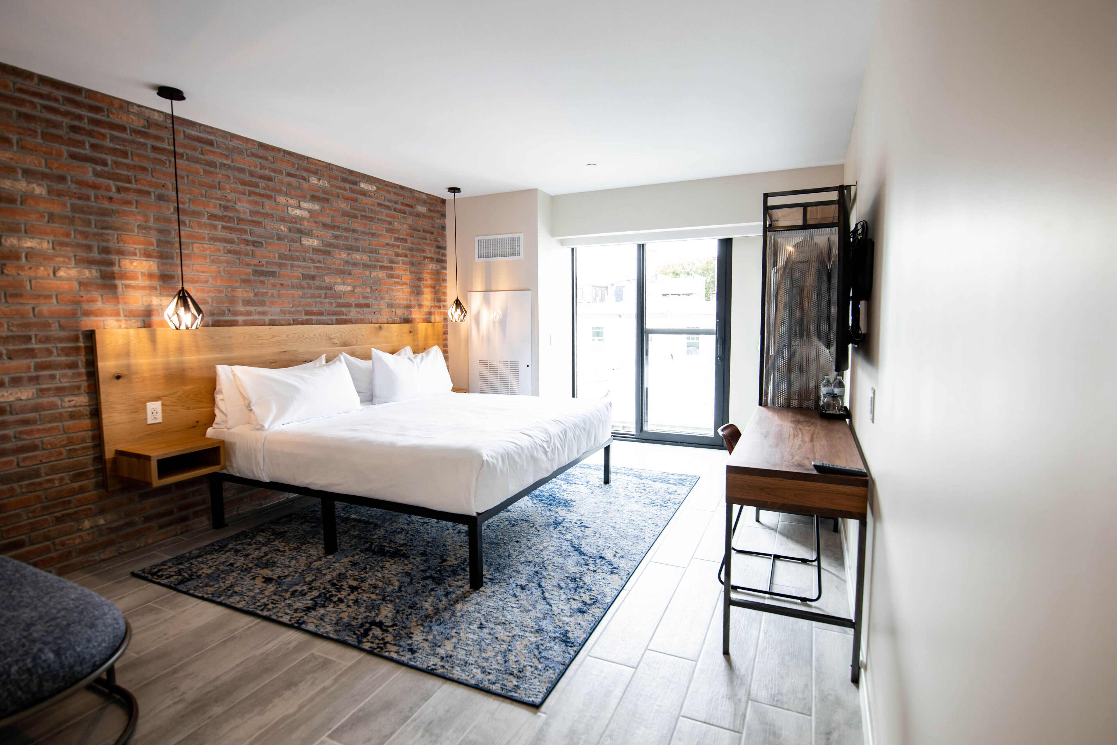 king deluxe | egyptian cotton sheets, premium bedding, in-room safe, desk