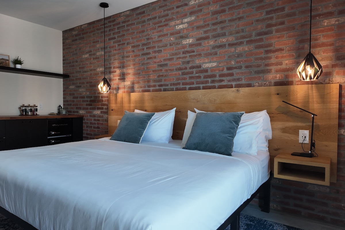 King Deluxe | Egyptian cotton sheets, premium bedding, in-room safe, desk