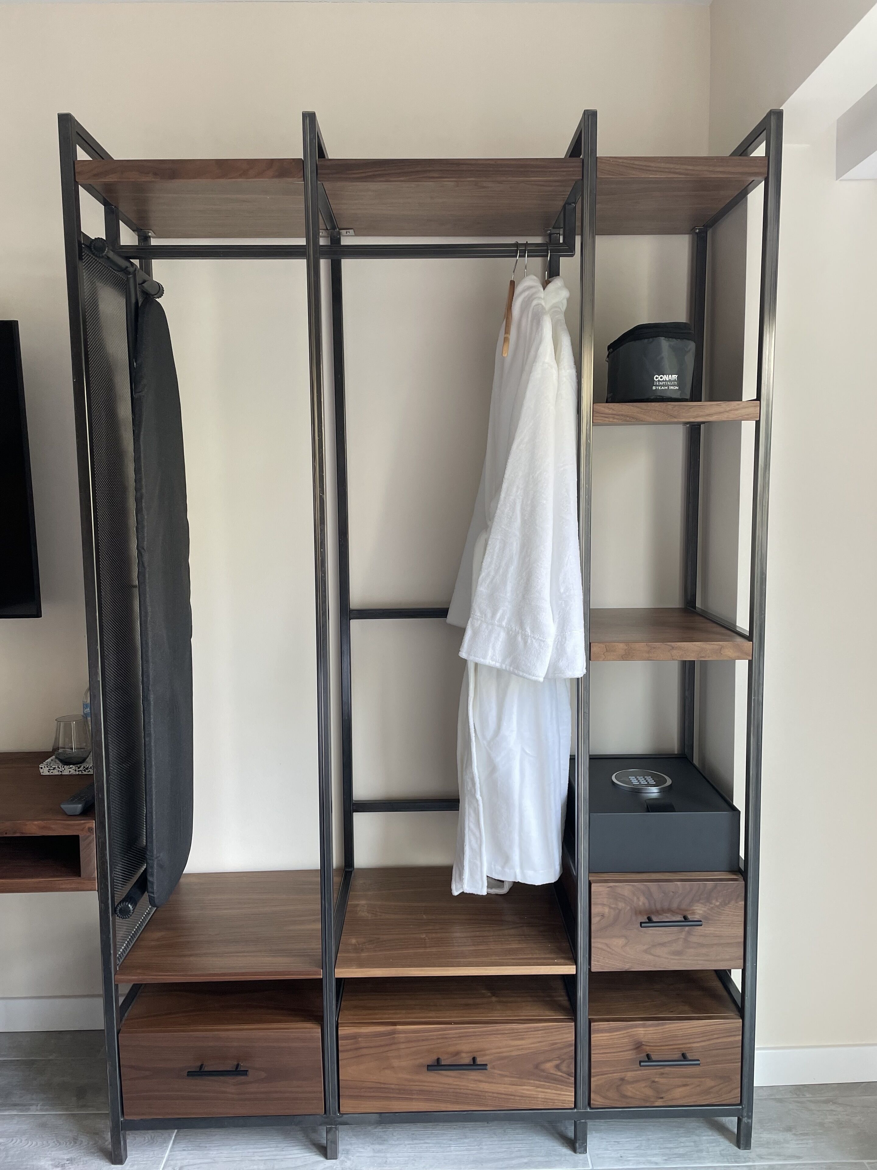 egyptian cotton sheets, premium bedding, in-room safe, desk