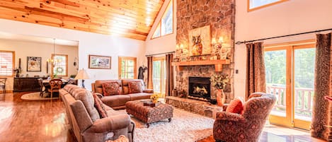 Una Smart TV, una chimenea, videojuegos, una oficina