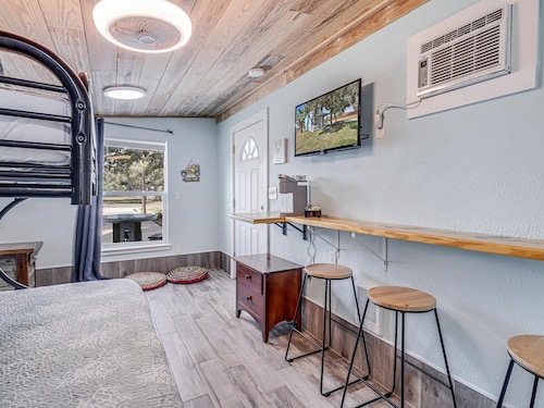 G & J Paradise! Charming home in peaceful Holiday Beach, bring the boat!