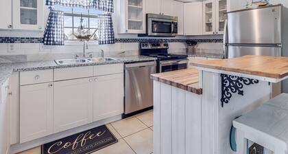 G & J Paradise! Charming home in peaceful Holiday Beach, bring the boat!