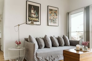 TV, Netflix, DVD player, streaming services - 'Minerva Cottage Jervis Bay'- Cosy Couples Retreat (Vincentia)