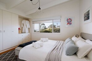 2 bedrooms, iron/ironing board, WiFi, bed sheets - 'Minerva Cottage Jervis Bay'- Cosy Couples Retreat (Vincentia)