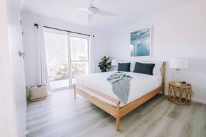 4 bedrooms, desk, iron/ironing board, travel cot - 'Bethany Beach House' - Stunning Jervis Bay Views (Vincentia)