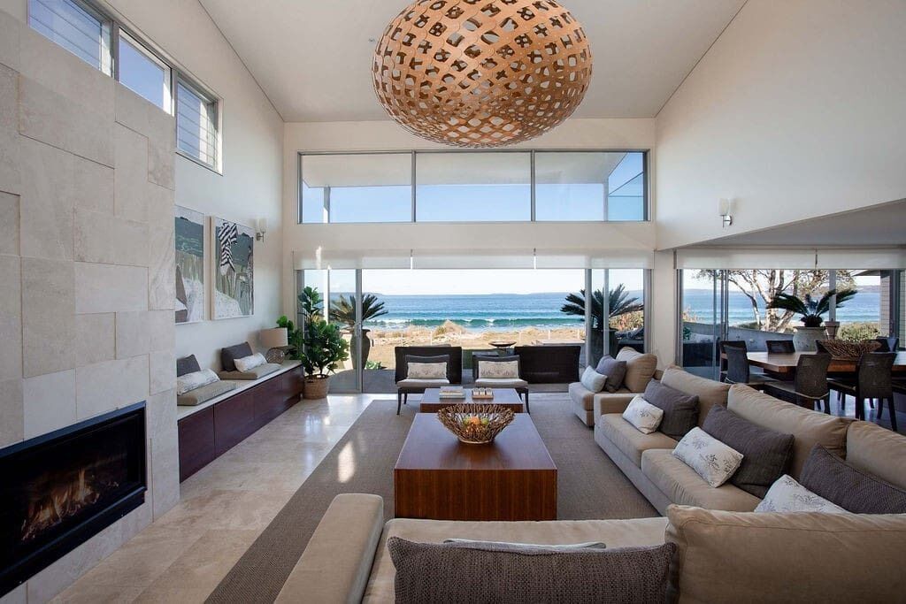 Televisión, chimenea y oficina 