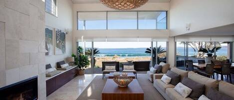 Televisión, chimenea y oficina