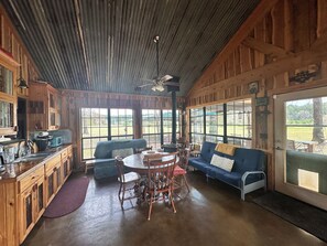 Smart TV, fireplace, DVD player, books - Camplee - 50 Acres of Freedom (Zavalla)