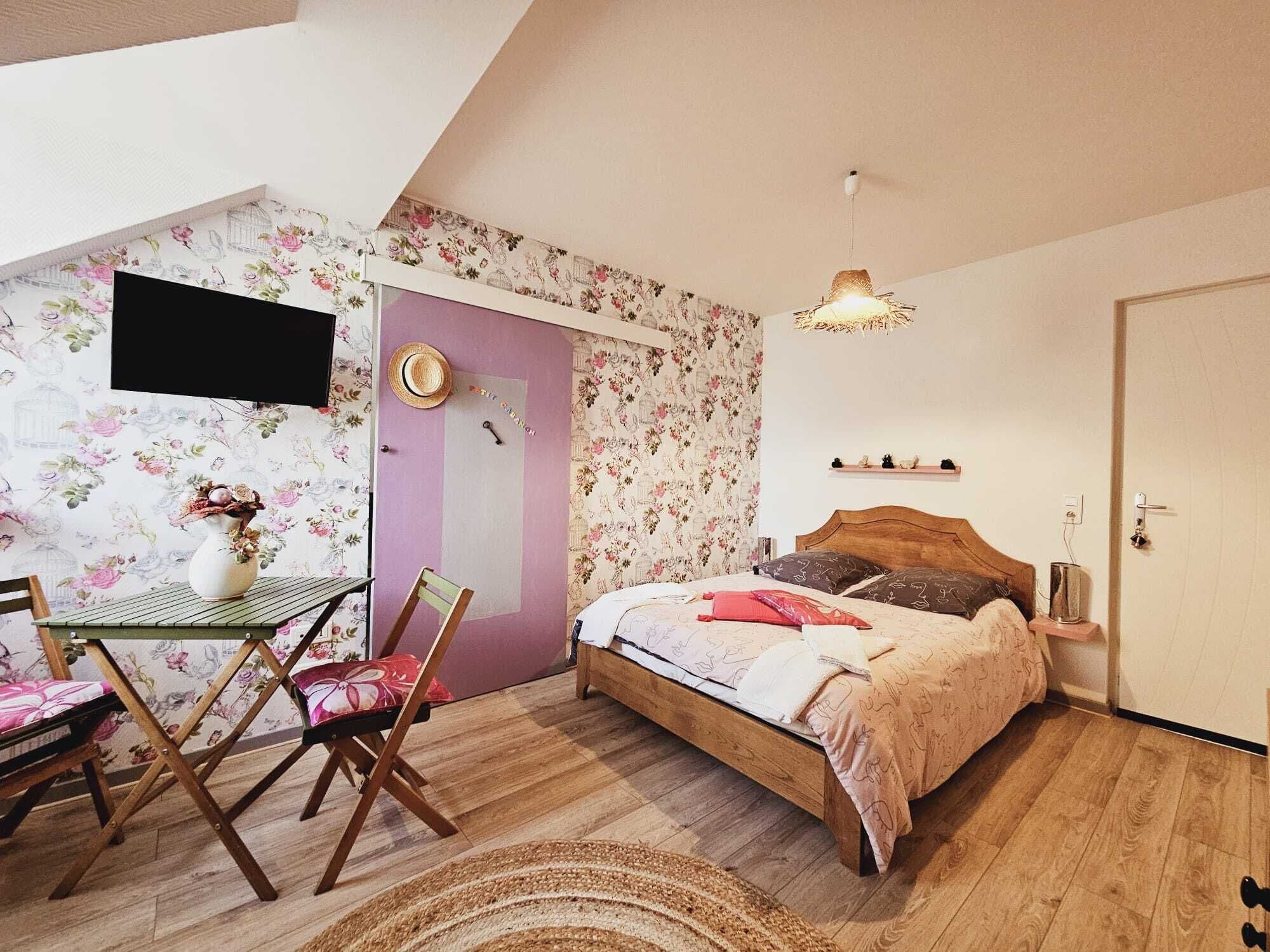 1 chambre, bureau, fer et planche à repasser, lit parapluie