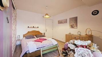 1 slaapkamer, een bureau, een strijkplank/strijkijzer, reisbedje